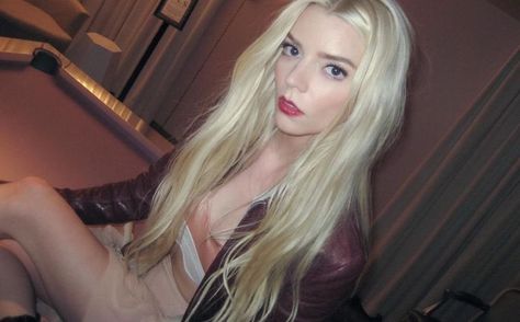 Anya Taylor-joy Hot, Anya Joy, Flattering Outfits, Anya Taylor Joy, Celebrity Makeup, Celebrity Hairstyles, Dark Fashion, Celebrity Couples, Celebrity Photos