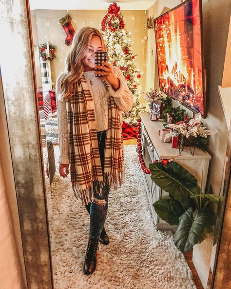 Outfit To See Christmas Lights, Outfits To Wear To Christmas Lights, Outfits For Looking At Christmas Lights, Looking At Christmas Lights Outfit, Seeing Christmas Lights Outfit, Winter Christmas Outfits Cold Weather, Christmas Light Outfit, Christmas Lights Outfit Ideas, Christmas Lights Outfit