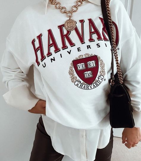 Harvard sweatshit outfit white ilincaprodanel fall autumn Harvard Tshirt Outfit Aesthetic, Harvard University Outfit, Harvard Hoodie Outfit, Harvard Sweatshirt Outfit, Harvard Aesthetic Outfit, Harvard Outfit, Harvard Hoodie, Peachy Aesthetic, Dream University