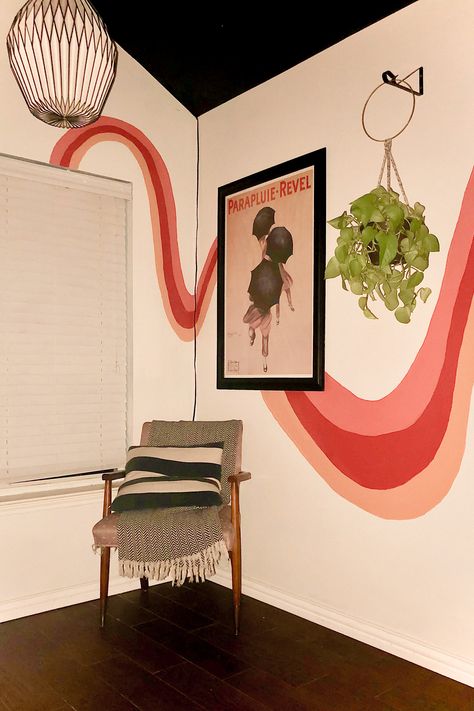 Wall Painting Vintage, Retro Accent Wall Paint, Retro Wall Paint Designs, Retro Wall Design, Retro Mural Ideas, 70s Accent Wall, Retro Wall Painting Ideas, Squiggle Painted Wall, Retro Wall Murals Painted