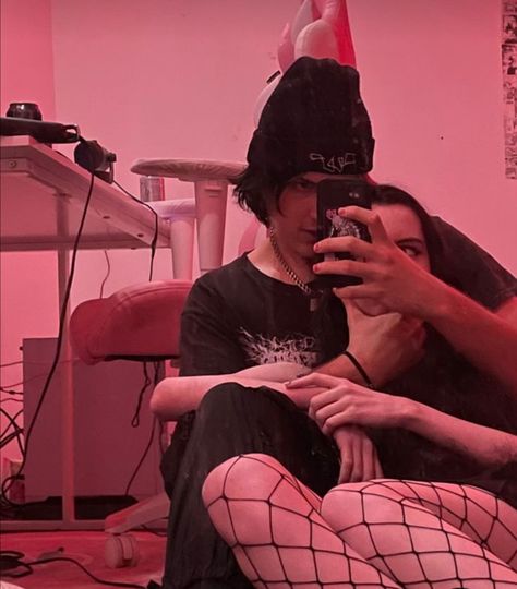 Couple Pic Ideas Teenage, Couple Alt Aesthetic, Emo Couple Pictures, Swag Couple Pics, Alt Couple Pictures, Couple Poses Alternative, Alt Relationship Goals, Goth Relationship Aesthetic, Alt Couple Goals