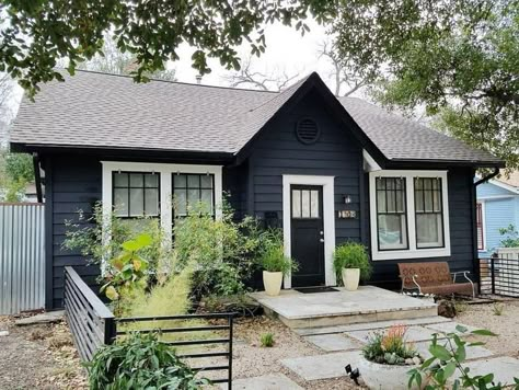 Home Exterior Black, Cottage Exterior, Casa Exterior, Home Exterior, Exterior Remodel, Interior Modern, House Paint Exterior, House Goals, Exterior House Colors