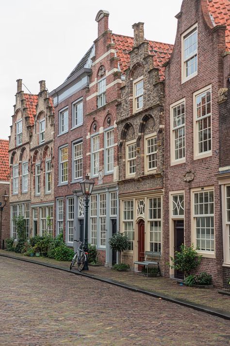 Free Dordrecht Image on Unsplash Sims Newcrest, Uk Buildings, Draw Everyday, Dutch Houses, Sims Interior, Holland House, Dutch People, Dutch Food, Dutch House