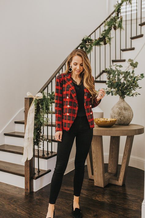 An easy plaid blazer outfit for the holidays Red And Black Blazer Outfit, Red Plaid Blazer Outfit Women, Holiday Blazer Outfits, Christmas Plaid Blazer Outfit, Christmas Blazer Outfits For Women, Red Blazer Outfit Christmas, Christmas Plaid Outfit Women, Business Casual Christmas Outfit, Red Plaid Blazer Outfit