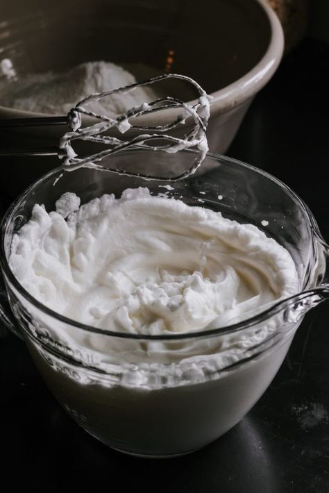 How to Whip Egg Whites to a Stiff Peak How To Make Egg Whites, Whipped Egg Whites, Naturally Sweetened Desserts, Skillet Desserts, How To Make Eggs, Fluffy Eggs, Recipes Learn, Making Whipped Cream, Dutch Oven Recipes