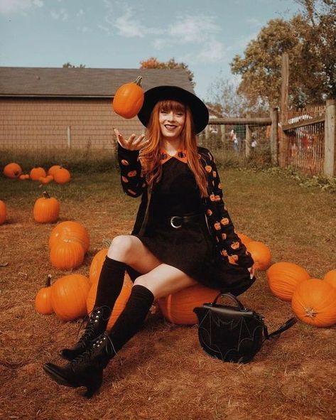 Easy witch costume ideas for women Cute Witch Costume, Halloween Inspired Outfits, Halloween Fashion Outfits, Retro Filter, Office Halloween Costumes, Most Creative Halloween Costumes, Pumpkin Outfit, Pretty Halloween Costumes, Airbrush App