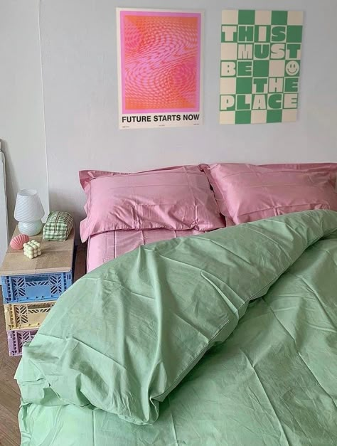 Postmodern Bedroom, Cute Aesthetic Rooms, Colorful Bedroom Decor, Colorful Bedroom, Deco Studio, Aesthetic Rooms, Room Makeover Bedroom, Bedroom Green, Apartment Inspiration