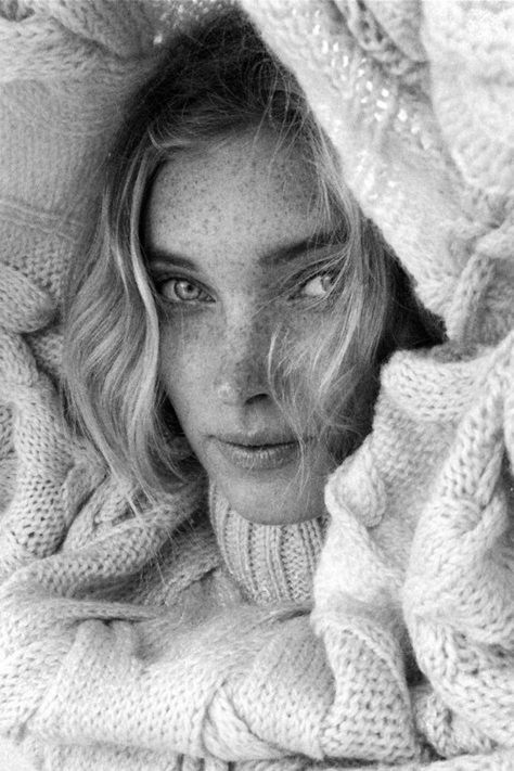 Winter Editorial Photoshoot, Beach Editorial, Fashion Me Now, Winter Portraits, Winter Beach, Shotting Photo, Winter Photoshoot, Studio Photoshoot, Elsa Hosk