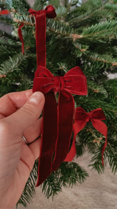 Innes Vautier | secondhand, upcycled and handmade home | Here’s a tutorial for ribbon bows that you’ll actually be able to follow! Perfect for adding a little vintage charm to your Christmas tree... | Instagram Ribbon Bows On Christmas Tree, Bows On Christmas Tree, Christmas Velvet Ribbon, Christmas Velvet, Author Event, Christmas Planters, Christmas Tree Bows, Double Bow, Cozy Throws