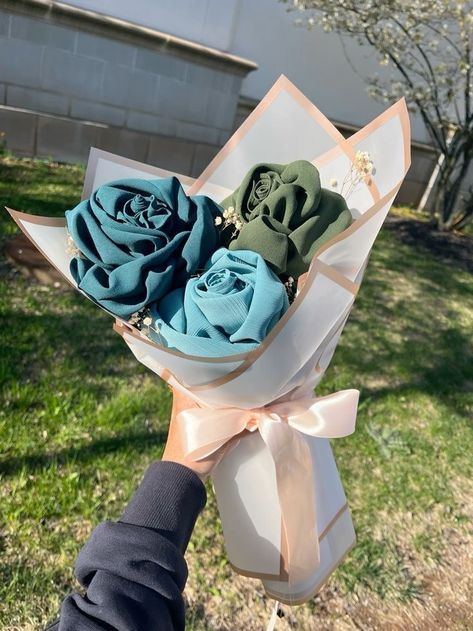 Hijab Gifting Ideas, Hijab Hamper Gifts, Hijab Gift Ideas, Friends Wedding Gift Ideas, How To Make Hijab Bouquet, Hijab Hampers Ideas, Hijab Flower Bouquet, Hijab Bouquet Tutorial, Wedding Gift Ideas For Best Friend