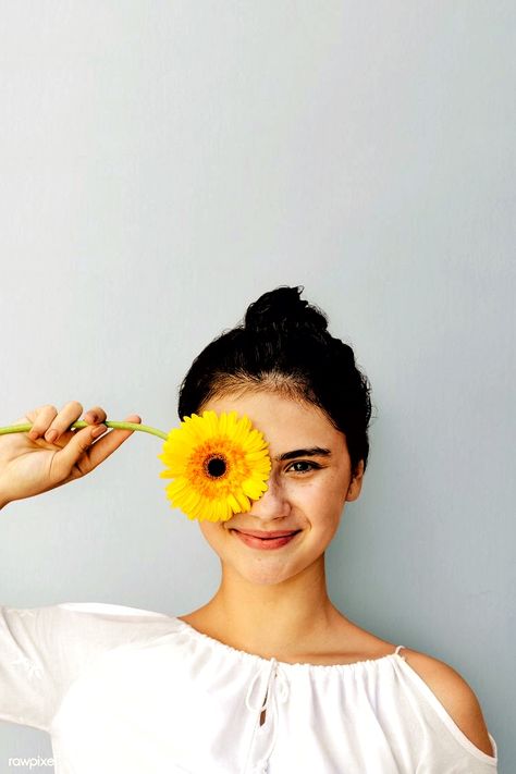 Evolution Project, Yellow Gerbera, Summer Photo Ideas, Commercial Modeling, Face Flower, Gerbera Flower, Spring Photoshoot, Flower Photoshoot, Shotting Photo