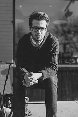 Sitting Forward Pose, Sitting Leaning Forward Pose, Man Leaning Forward, Leaning Forward Pose, Black And White Photography Portraits, Man Sitting, Photography Portraits, Photography Poses For Men, Man Photo