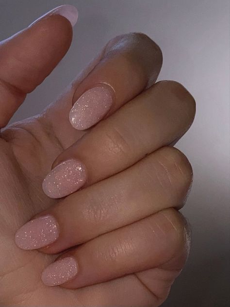 Round Nails Sparkle, Simple Nail Art Glitter, Glitter Fake Nails, Natural Glitter Nail Designs, Pale Sparkle Nails, Glittery Pink Gel Nails, Simple Pink Sparkly Nails, Biogel Nails Colour, Pink Sparkly Acrylic Nails Glitter