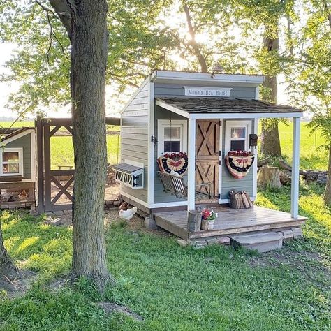 Creative-Chicken-Coops-Designs Shed Chicken Coop, Pony Stable, Chicken Flock, Cute Chicken Coops, Farm Town, Chicken Coop Garden, Greek Vacation, Chicken Owner, Chicken Life