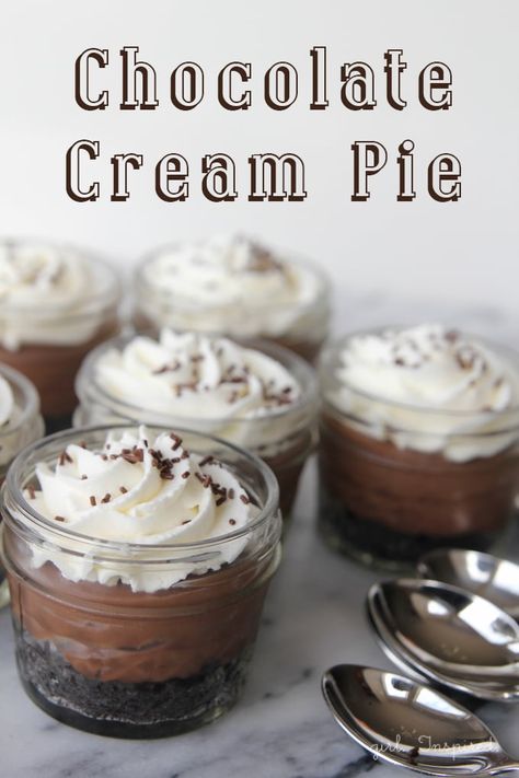 Mini Chocolate Cream Pies, Chocolate Cream Pies, Mason Jar Desserts Recipes, Mason Jar Pies, Jar Desserts, Mason Jar Desserts, Dessert Oreo, Cake Paper, Chocolate Fountain