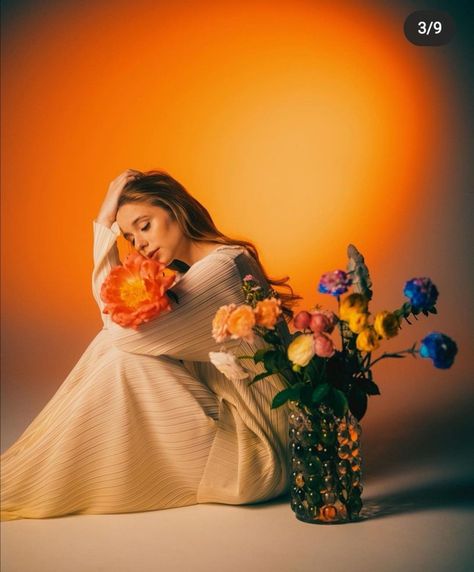 Sunset Lamp, Studio Portrait Photography, Spring Photoshoot, Flower Photoshoot, Grad Photoshoot, Beauty Photoshoot, Photoshoot Themes, Studio Photoshoot, Photoshoot Concept