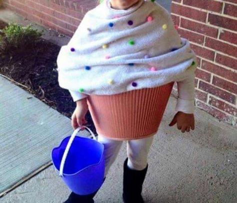 1 Lampshade + 1 blanket + pompoms = funny cupcake costume #kids #carnaval Toddler Cupcake Costume, Muffin Costume, Carnaval Diy, Boys Halloween Costumes Diy, Cupcake Costume, Toddler Boy Halloween Costumes, Baby Boy Halloween, Halloween Costumes Ideas