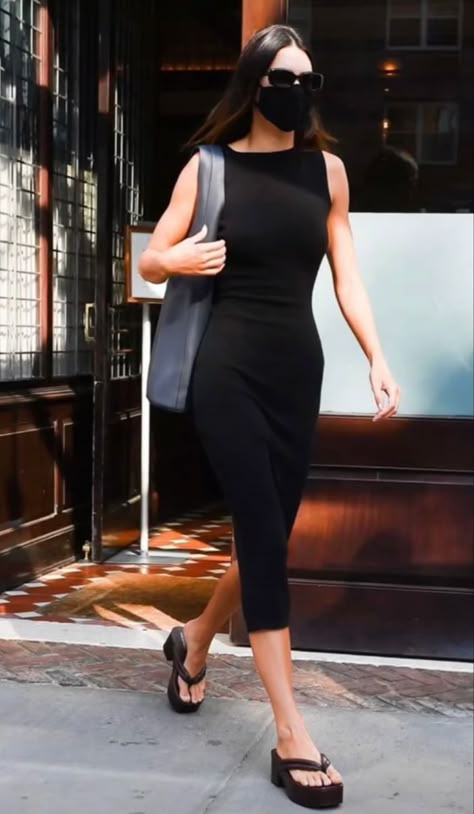 Black Casual Mini Dress, Dresses With Platform Sandals, Dress And Platform Sandals Outfit, Kendall Jenner Sandals, Spring Platform Sandals, Kendall Jenner Dress Outfits, How To Wear Platform Sandals, Platform Sandals Outfit Aesthetic, Kendall Jenner Black Dress