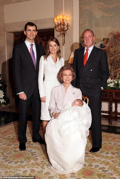 King Felipe of Spain, his wife Letizia, King Juan Carlos and Queen Sofia holding her grand... Spanish Queen, Spanish Royalty, Princess Letizia, Spanish Royal Family, Extraordinary Women, European Royalty, Queen Letizia, Crown Princess, Godmother