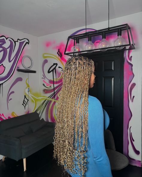 Boho island twists in our honey blonde colour mix 😍😫 #braidzbrazy Details: Smedium boho island twists, waist length 1 bundle human hair Honey blonde colour mix . . . . . . . . . . . #bohotwists #islandtwists #knotlessbraids #boxbraids #stitchbraids #fulanibraids #birminghambraider #braidsbirmingham #honeyblondebraids #honeyblondehair #twists #ponytailstyles #explore #braidsuk #braidingcourses #learntobraid Sengalese Twists Honey Blonde, Hair Honey Blonde, Sengalese Twists, Boho Twists, Blonde Braids, Fulani Braids, Stitch Braids, Senegalese Twist, Honey Hair