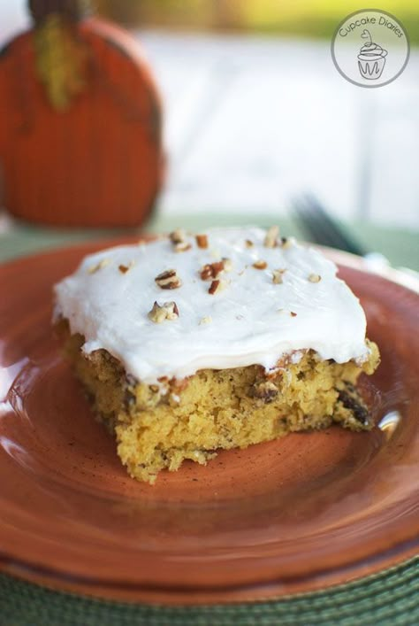 Pumpkin Banana Cake...I baked in 9x13 cake pan, added cinnamon, clover and nutmeg. Made vanilla buttercream with a t cinnamon and a dollop of sour cream to give it a cream cheese flavor.  Very good...mmd Pumpkin Banana Cake, Pear And Almond Cake, Cupcake Diaries, Pumpkin Breakfast, Pie Thanksgiving, Banana Cake Recipe, Pumpkin Banana, Dessert Toppings, Pumpkin Pie Filling