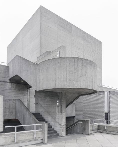 The National Royal theater in London photographed by Minorstep Mega Base, Bauhaus Architecture, Brutalism Architecture, Hayward Gallery, Geometric Architecture, Architecture Design Drawing, Brutalist Architecture, Architecture Exterior, Brutalism