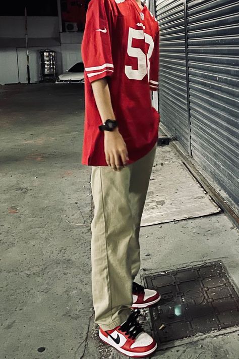 Chicago Jersey Outfit, Mens Red Shoes Outfit, Jersey Aesthetic Outfit Men, Red Air Jordans Outfit Men, Nike Chicago Outfit, Red Nike Dunks Outfit Men, Sporty Outfits Men Sports, Usc Dunks Outfit Men, Chicago Split Dunks Outfit