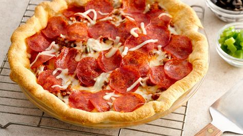 This easy pizza bake tastes like deep-dish pizza loaded with all your favorite toppings! Crescent Pizza, Pizza Sugar Cookie, Crescent Roll Pizza, Pillsbury Recipes, Pizza Margherita, Crescent Roll Recipes, Pizza Food, Deep Dish Pizza, Easy Pizza