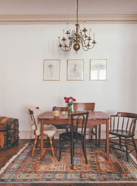 Mismatched Dining Room, Mismatched Dining Chairs, Mismatched Chairs, Chic Dining Room, Interior Vintage, Ideas Hogar, Loft Design, Dining Room Inspiration, Dining Room Rug