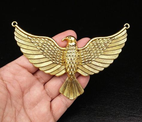 It's a very unique Vintage design Antique style Gold Eagle Pendant. Big Antique style Gold metal Eagle Pendant jewelry. Flying huge wings Eagle. Statement Pendant Necklace jewelry. High Quality Jewelry. Size: 133 mm x 90 mm. Hole: 3.5 mm. Color: Golden. Material: Zinc Alloy Metal. Quantity: 1 Piece. Flower Earrings Diy, Eagle Jewelry, Luxury Watch Box, Short Silver Necklace, Wings Flying, Eagle Painting, Eagle Pendant, Eagle Bird, Flying Eagle