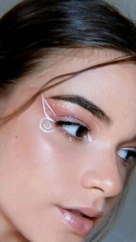 Simple Colored Eyeliner Makeup, Cool Eyeliner Designs, Fairy Eyeliner, White Graphic Eyeliner, Cool Eye Makeup, Graphic Eye Makeup, Fairycore Makeup, Melanie Concert, 27 Club