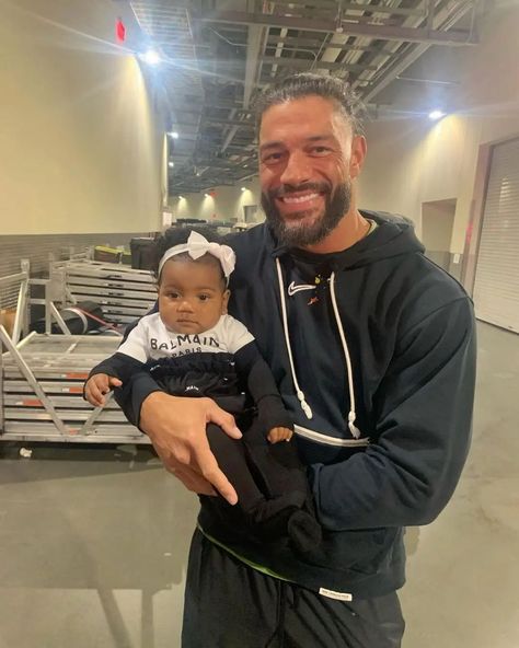 Roman Regins Images, Wwe Funny Pictures, Reign Outfits, Samoan Men, John Cena And Nikki, Roman Reigns Family, Wwe Funny, Roman Reigns Smile, Roman Reigns Shirtless