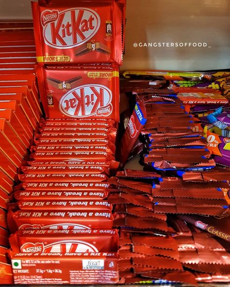 Kit Kat Chocolate Pics, Floral Cake Birthday, Kit Kat Chocolate, Snack Gift Baskets, Chocolate Girl, Lord Jagannath, Food Hub, Snack Gift, Chocolate Girls