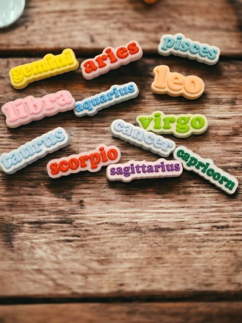 Preppy Croc Charms, Crocs With Charms Ideas, Crock Pins, Croc Gibbets, Croc Jibbitz Ideas, Crocs Custom, Croc Ideas, Jibbitz Ideas, Jibbitz For Crocs