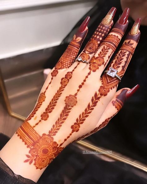 Arabic Style Mehndi, Mehendi Design Modern, Mehndi Design New Style, Mehendi Hands Aesthetic, Simple Mehendi Designs Arabic, Try Your Name In Korean, Birthday Mehendi Design, Mehandi Simple Design, Mehendi Designs For Back Hands Simple