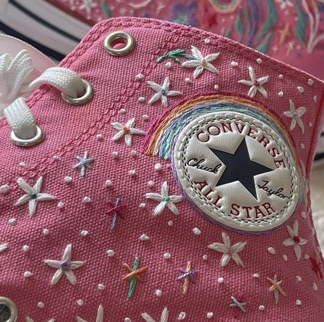 Patches On Converse, Converse Decorated Diy, Embroider On Converse, How To Embroider Converse, Shoe Embroidery Ideas Converse, Simple Converse Embroidery, Converse Stitching, Converse Embroidery Stars, Converse Decorated