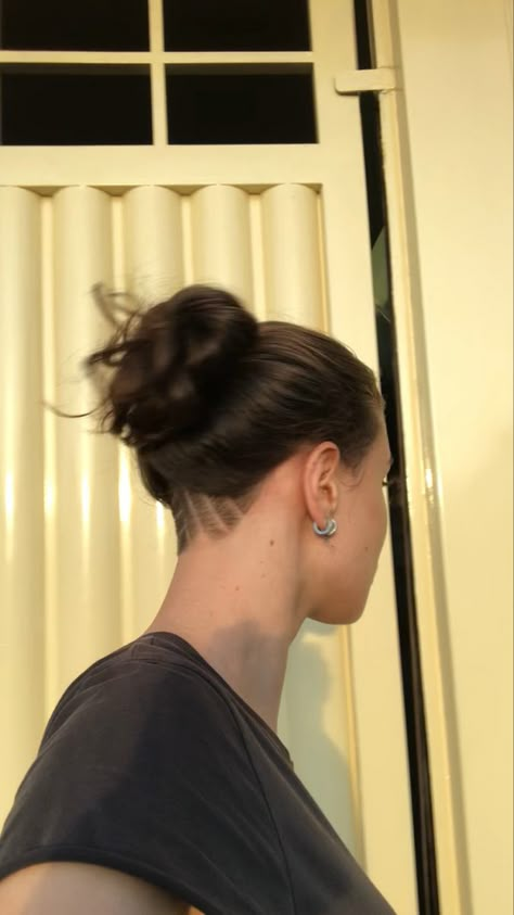 Ponytail With Undercut, Half Shaved Head Hairstyle, Lesbian Hair, Half Shaved Head, Haircut Girl, Weird Haircuts, Buns And Braids, Masc Lesbian, Undercut Long Hair