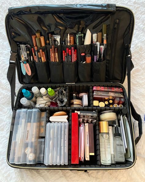 As a Professional Makeup Artist for Red Carpet events, I've tried tones of bags and organisation systems for my makeup products. This by far as been the most EFFECTIVE and ORGANISED system I tired!! You can have your products all in front of you which speeds up your makeup application. Amazon link attached at the top to find the bag😍 Big Makeup Organizer, Makeup Kit Organization, Stylist Aesthetic, Cosmetology Career, Makeup Basket, Makeup Artist Bag, Professional Makeup Bag, Artist Storage, Portable Makeup Storage