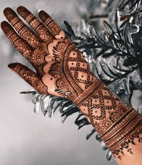 Mehendi Designs Modern Palm, Mehendi Design Diwali, Mehndi Right Hand Design, Wedding Mehndi Designs Front Hand, Mehndi Indian Design, Simple Bridal Henna Designs Palm, China Mehndi Designs, Simple Bridal Mehndi Designs Front Hand, Wedding Henna Designs Front Hand