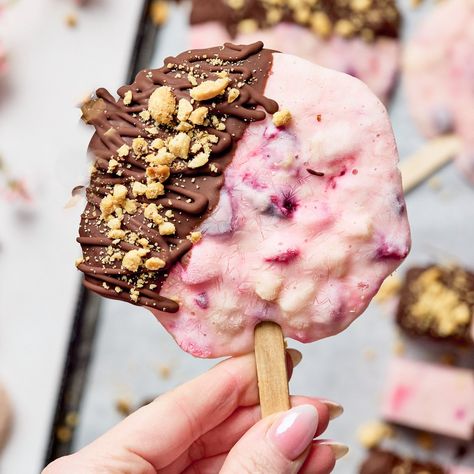 High Protein Banana Split Dilly Bars Dilly Bars, Chopped Fruit, Yogurt Bark Recipe, High Protein Yogurt, Bariatric Meals, Frozen Yogurt Bar, Bars Healthy, Crunchy Chocolate, High Protein Bars