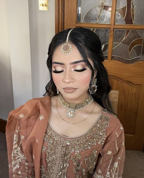 Wedding Guest Makeup Pakistani, Mehendi Makeup Looks For Bride, Mehndi Makeup Looks Simple, Punjabi Makeup Looks, Punjabi Girl Aesthetic, Mehndi Makeup Look, Party Makeup Looks Indian, Mehndi Bridal Makeup, Pakistani Wedding Makeup