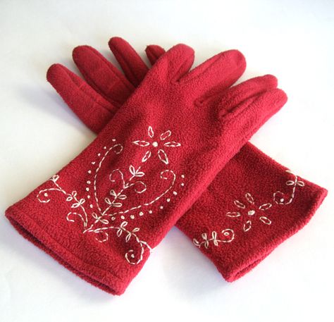 Embroidered Gloves  •  Free tutorial with pictures on how to make gloves in under 90 minutes #howto #tutorial Diy Gloves, How To Make Gloves, Embroidered Gloves, Gloves Diy, Lazy Daisy Stitch, Fleece Gloves, Redwork Embroidery, Fabric Pen, Folk Embroidery