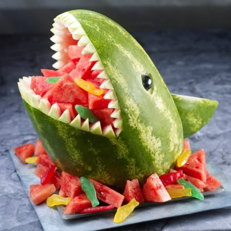 We're gonna need a bigger melon! 🦈 🍉 Get the directions to this awesome shark carving here Shark Watermelon, Fruit Platter Ideas Party, Watermelon Shark, Salads For Kids, Salad Design, Deco Fruit, Best Fruit Salad, Fruit Platter Designs, Fruit Creations