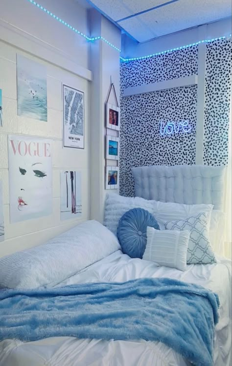 Preppy Room Inspo Blue, Preppy Bedroom Aesthetic Blue, Blue Wall For Bedroom, Light Blue Beach Bedroom, Sky Blue Room Ideas Bedroom Aesthetic, Light Blue Preppy Room, Light Blue Preppy Bedroom, Pastel Blue Aesthetic Bedroom, Blue Diy Decor