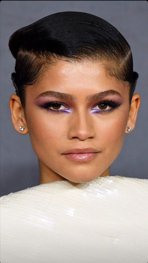 Makeup Looks Unique, Sag Awards 2023, Zendaya Makeup, Celebrity Makeup Looks, Purple Makeup, Cool Makeup Looks, Unique Makeup, Beautiful Eye Makeup, Glam Makeup Look