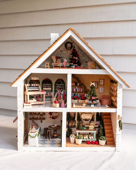 Creating a Christmas Dollhouse! Dollhouse Makeover, Ikea Dollhouse, Christmas Dollhouse, Craft Shelves, Diy Ruffle, Gift Wrapping Station, Diy Home Interior, Christmas Lesson, Girls Dollhouse