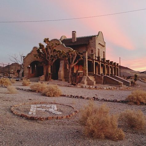 Ghost Towns Usa, Abandoned Towns, Nevada Ghost Towns, Rhyolite Ghost Town, Old Western Towns, Background Inspiration, Abandonment Issues, Abandoned Town, Western Background