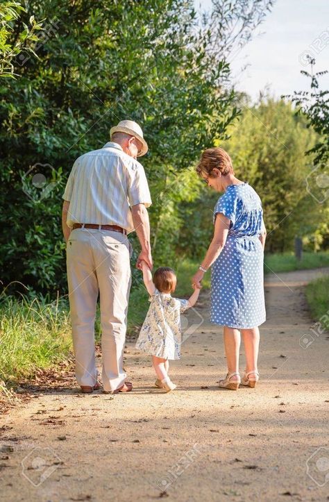 Grandkids Photography, Grandparents Photography, Grandkids Pictures, Studio Family Portraits, Grandparent Photo, Natural Image, Family Photoshoot Poses, Family Christmas Pictures, Outdoor Family Photos