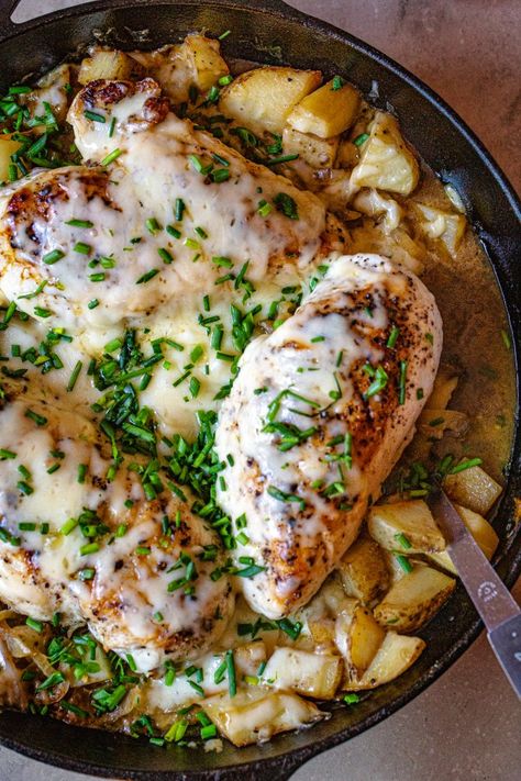 Cheesy French Onion Chicken with Potatoes - My Kitchen Little French Onion Skillet, Chicken With Potatoes, French Onion Chicken, Chicken Skillet Recipes, Chicken And Potatoes, Onion Sauce, Onion Chicken, French Dishes, Chicken Potatoes