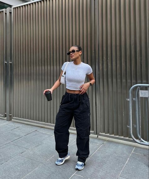 Cargo Joggers Outfits, Cargo Outfit, Cargo Pants Outfit, Uni Outfits, Joggers Outfit, Effortlessly Chic Outfits, Causal Outfits, Chill Outfits, Looks Street Style